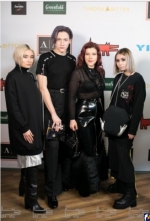 Дресс-код самых модных петербуржцев: total black и самоирония
