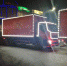 Псковичи позируют на фоне Рождественского каравана Coca-Cola - фото - BusinessPskov.Ru