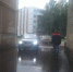 Жители многоэтажного дома по улице Инженерной в Пскове просят губернатора помочь им избежать возможных последствий, если транспорт заденет газовую трубу на фасаде здания. Фото авторов обращения к главе региона. - InformPskov.Ru