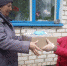 В Новоржевской волости 68 пенсионеров получили продуктовые наборы в рамках акции «Мы вместе». Фото: группа «Говорит Новоржев» в соцсети «Вконтакте». - InformPskov.Ru