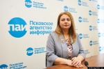 Елена Полонская помогает жителям Пскова обустроить территории двора. Фото ПАИ