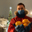 Активисты ОНФ раздали псковичам мандарины - InformPskov.Ru