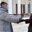 Цветы дарили в Великих Луках. Фото газеты Великолукская правда - InformPskov.Ru