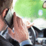 Использовать телефон во время движения без системы hands free  - нарушение ПДД. Фото city4people.ru - InformPskov.Ru