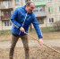 Возле дома, где расположено отделение ранней помощи «Лимпопо», местные жители провели субботник - Администрация г.Пскова