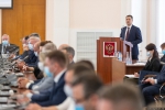 Михаил Ведерников выступает с отчетом на сессии Псковского областного Собрания