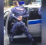 Момент задержания обоих росгвардейцев. Фото скрин видео с сайта  «Фонтанка» - InformPskov.Ru