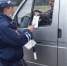 Дорожные патрули провели беседы и со взрослыми участниками дорожного движения. Фото пресс-служба УГБДД УМВД России по Псковской обласи - InformPskov.Ru
