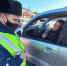 Гдовские полицейские поздравили автоледи с наступающим праздником - InformPskov.Ru