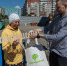 Переложить продукты из пакетов в экосумки в Пскове предложили прохожим - Pln-Pskov.Ru