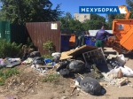 Еще один автомобиль попал в объектив камеры при выбросе мусора в Пскове