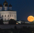Восход «большой» Луны запечатлели над Псковским кремлем. ФОТО - Pln-Pskov.Ru