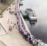 Псковичи подняли двухкилометровый флаг на руках. Фото: ПАИ - InformPskov.Ru