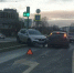 Водитель Renault пытался развернуться и резко вылетел на разделительный газон в Пскове. ВИДЕО - Pln-Pskov.Ru