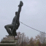 Снос памятника советским солдатам в Ужгороде. Фото: скрин видео DW - InformPskov.Ru