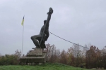 Снос памятника советским солдатам в Ужгороде. Фото: скрин видео DW