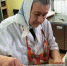 Мария Михайловна готовит тесто для блинов. Фото скрин видео - InformPskov.Ru