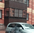 Припаркованный мотоцикл упал и оставил вмятину на автомобиле в Пскове. ФОТО - Pln-Pskov.Ru