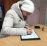 Жители Псковской области в общественных приёмных «Единой России» оставляют подписи в поддержку выдвижения Владимира Путина - InformPskov.Ru
