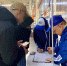 Жители Псковской области ставят подписи в поддержку Путина. Фото: ПАИ - InformPskov.Ru
