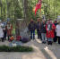 Сотрудники «Михайловского» возложили цветы к Могиле Неизвестного Солдата на территории музея. Фото: музей-заповедник «Михайловское» - InformPskov.Ru