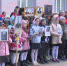 Многометровую копию Знамени Победы развернули учащиеся 47-й школы на школьном стадионе - ГТРК Псков