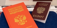 В День российского флага Губернатор вручил паспорта псковским школьникам - Правительство Псковской области
