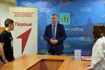 Паспорта вручил жителям Острова глава Островского района Дмитрий Быстров