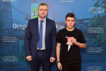 Паспорта вручил жителям Острова глава Островского района Дмитрий Быстров