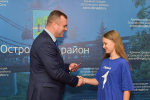Паспорта вручил жителям Острова глава Островского района Дмитрий Быстров