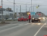Два автомобиля уехали на эвакуаторе после столкновения у поворота на Родину