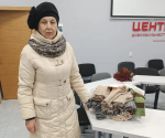 27 пар теплых носков передали для бойцов спецоперации жительницы Псковского района