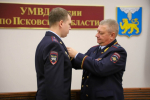 Министр внутренних дел вручил медаль «За спасение погибавших» псковскому полицейскому