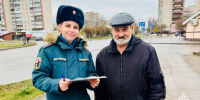 Профилактический рейд в Великих Луках. Фото здесь и далее: пресс-службе главного управления МЧС России по Псковской области - InformPskov.Ru