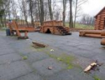 В Великих Луках восстанавливают площадку, разгромленную вандалами