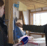 Ловит только на горке. Жители села Васильевское принимают участие в голосовании за подключение к мобильному интернету - ГТРК Псков