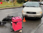 Водитель Audi сбил электровелосипед курьера «Самоката» в Пскове