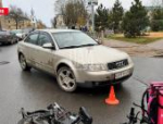Водитель Audi сбил электровелосипед курьера «Самоката» в Пскове