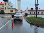 Автомобиль сбил пенсионерку на пешеходном переходе в Пскове