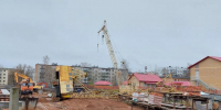 Стали известны подробности ЧП с краном, упавшим на забор детсада в Великих Луках - Комсомольская правда