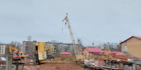 Строительный кран рухнул рядом с детским садом в Великих Луках - InformPskov.Ru