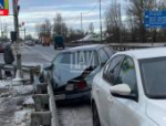 В Острове автомобиль протаранил машину и врезался в мостовое ограждение. Водителя увезли в больницу