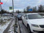 В Острове автомобиль протаранил машину и врезался в мостовое ограждение. Водителя увезли в больницу