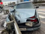 В Острове автомобиль протаранил машину и врезался в мостовое ограждение. Водителя увезли в больницу
