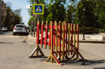 Участок улицы Ипподромной временно перекрыли в Пскове из-за аварии на инженерных сетях. Фото: ПАИ
