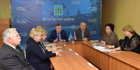 Глава Островского района Дмитрий Быстров пообщался со старшеклассниками – активистами школ Острова. На встречу с молодежью пригласили депутатов районного и городского поселения «Остров», а также представителей администрации Островского района, сообщил глава муниципалитета в своём телеграм-канале.  Подобные мероприятия с молодыми и будущими избирателями – инициатива ЦИК, они ежегодно проводятся в форме «классных встреч» в рамках работы осенней школы избирателя. «Классные встречи» – это возможность для учащихся знакомиться с интересными людьми, задавать вопросы, узнавать новое, отметил Дмитрий Быстров.  Приветствуя молодых островичей, глава Островского района рассказал ребятам о работе органов местного самоуправления и перспективах развития муниципалитета. Он также отметил, что уже в скором времени молодому поколению придётся участвовать в общественно-политических процессах и строить будущую жизнь нашего государства. "Сегодня у вас есть все возможности для обучения и саморазвития, проявления активности в различных сферах. Этому способствуют активно действующие в нашем районе общественные молодёжные объединения и организации. Всё в ваших руках", – добавил Дмитрий Быстров.  В рамках классного часа глава муниципалитета ответил на вопросы молодёжи и прокомментировал их наказы и пожелания в адрес исполнительных и законодательных органов местной власти. Часть вопросов была адресована и присутствующим на встрече депутатам.  Молодёжь Острова высказала пожелание по созданию Центра детских инициатив и развлекательного молодёжного центра, обустройству велодорожек в черте города, реставрации здания усадьбы Валуевых-Неклюдовых,  интересовалась перспективами строительства бассейна и кафе быстрого питания, решением проблемы бродячих животных.. Фото здесь и далее: из телеграм-канала Дмитрия Быстрова - InformPskov.Ru