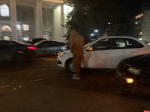 Два автомобиля столкнулись на кольцевом перекрестке на площади Победы в Пскове