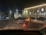 Два автомобиля столкнулись на кольцевом перекрестке на площади Победы в Пскове