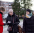 Волонтеры поздравили прохожих в Пскове с Днем матери - InformPskov.Ru