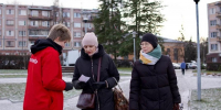 Волонтеры поздравили прохожих в Пскове с Днем матери - InformPskov.Ru
